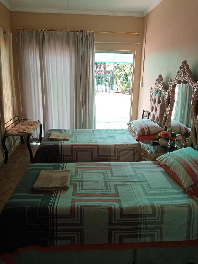 De La Rose Guesthouse Lephalale ภายนอก รูปภาพ
