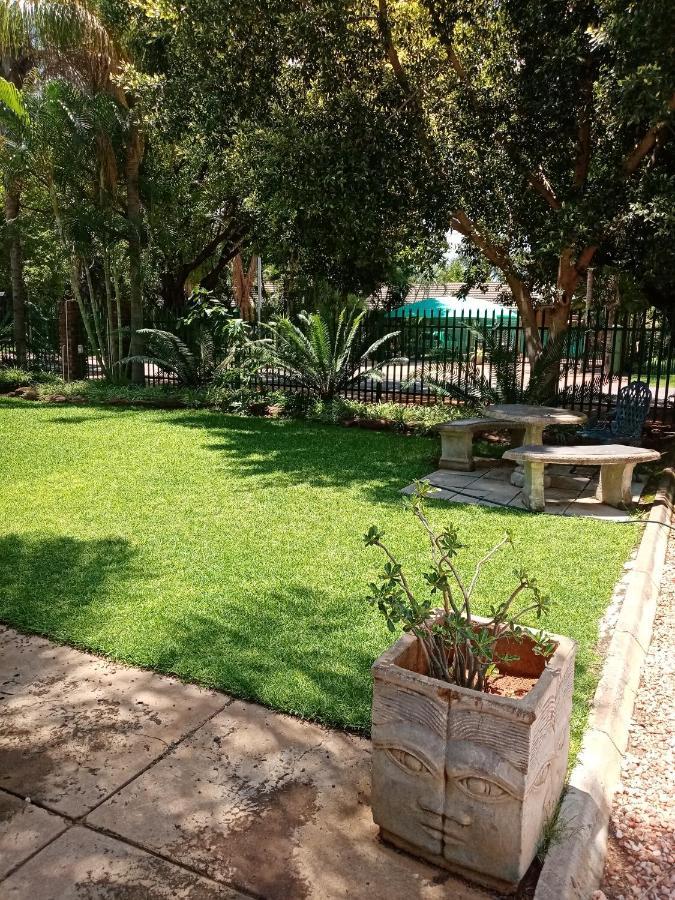 De La Rose Guesthouse Lephalale ภายนอก รูปภาพ