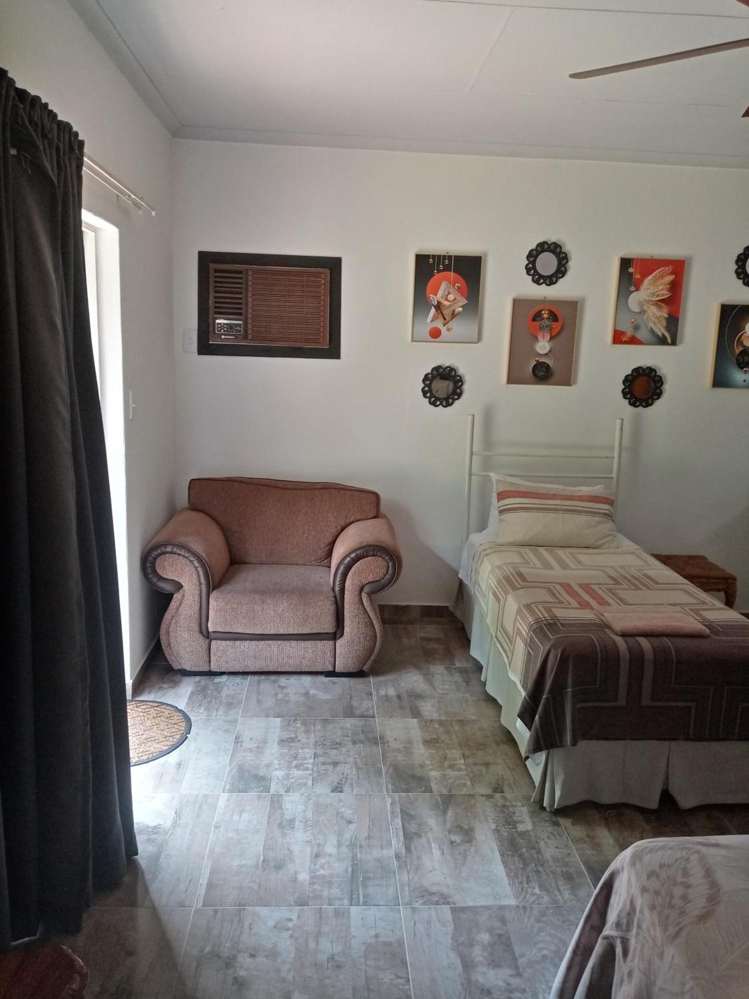 De La Rose Guesthouse Lephalale ภายนอก รูปภาพ