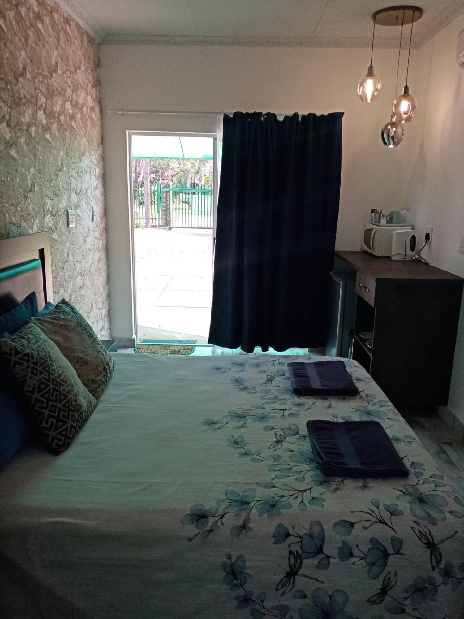 De La Rose Guesthouse Lephalale ภายนอก รูปภาพ